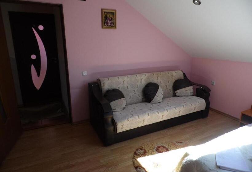 Quarto Quadruplo Estandar Banheiro Compartilhado, Casa Miruna