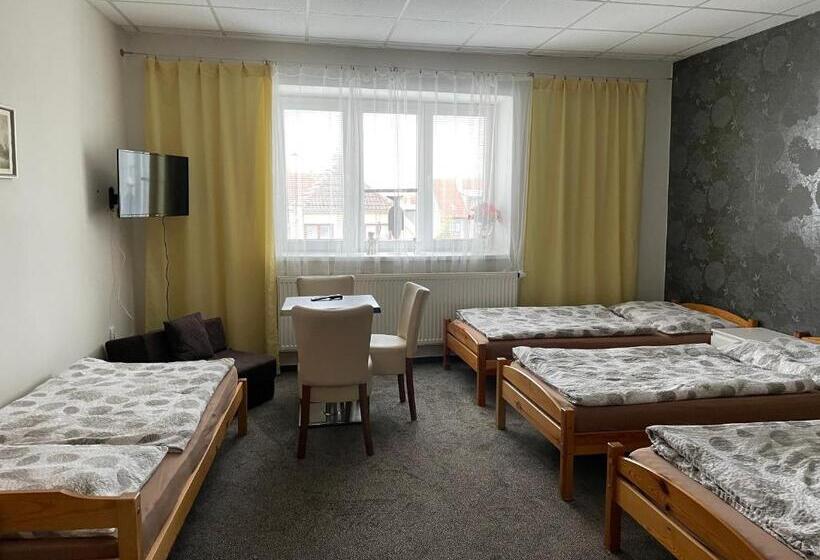 Четырехместный Номер Стандарт, četnická Stanice Hluboká