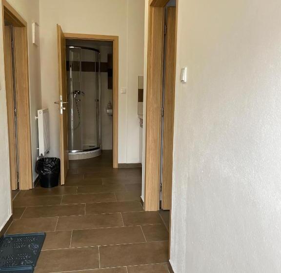 Апартаменты 1 Спальня Нижний Этаж, četnická Stanice Hluboká