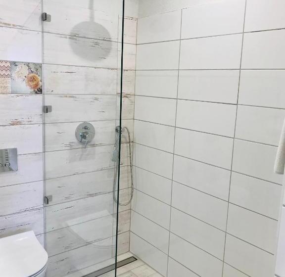 استودیوی لوکس, Egria Apartments