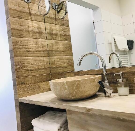 استودیوی لوکس, Egria Apartments