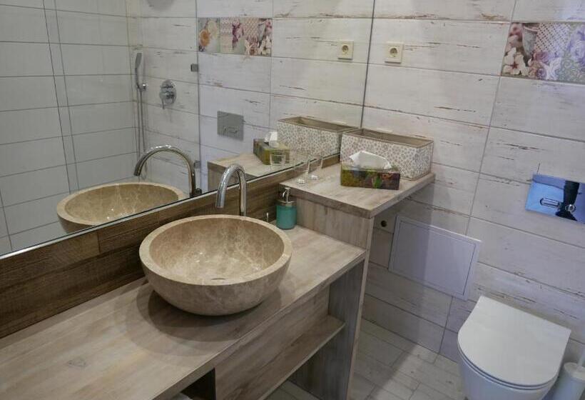 استودیوی لوکس, Egria Apartments