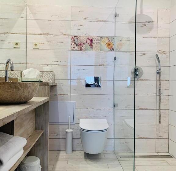 استودیوی لوکس, Egria Apartments