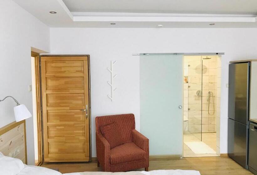 استودیوی لوکس, Egria Apartments