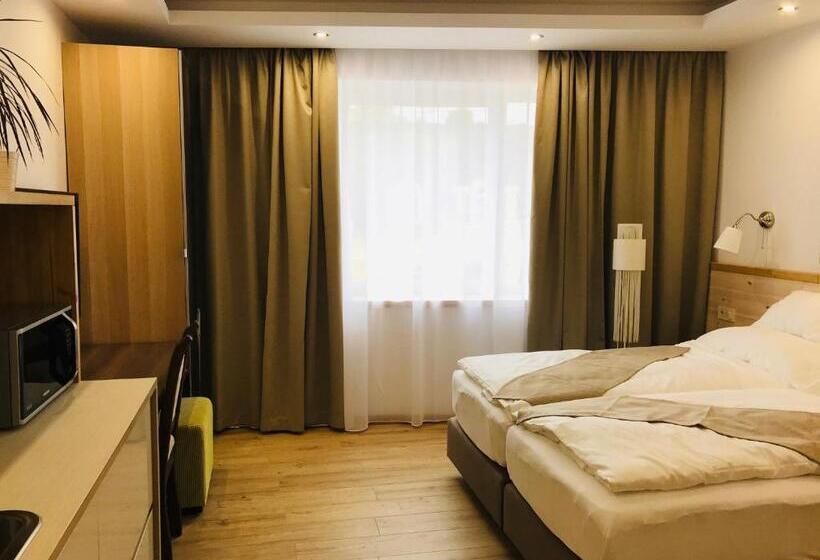 استودیوی لوکس, Egria Apartments