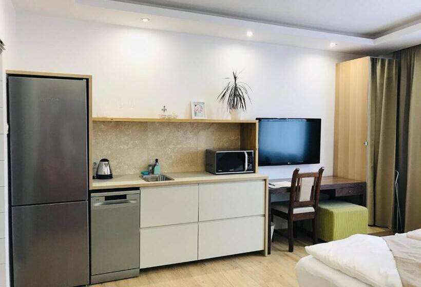 استودیوی لوکس, Egria Apartments