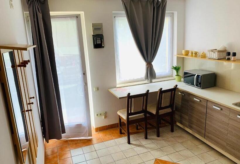 اتاق اکونومی, Egria Apartments