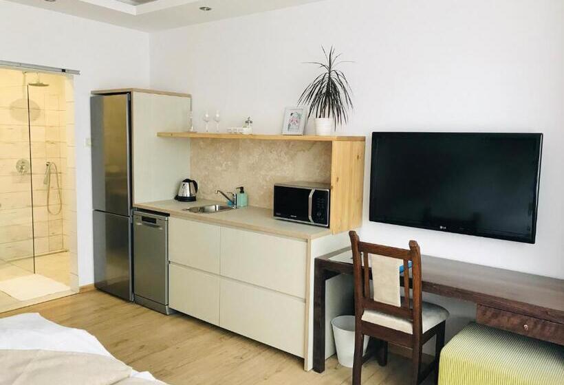 استودیوی لوکس, Egria Apartments