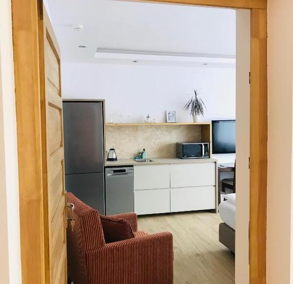 استودیوی لوکس, Egria Apartments