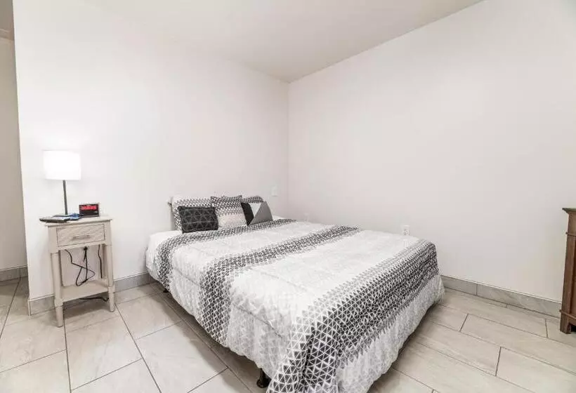 اتاق استاندارد برای معلولان, Big Bear Lake Front Lodge