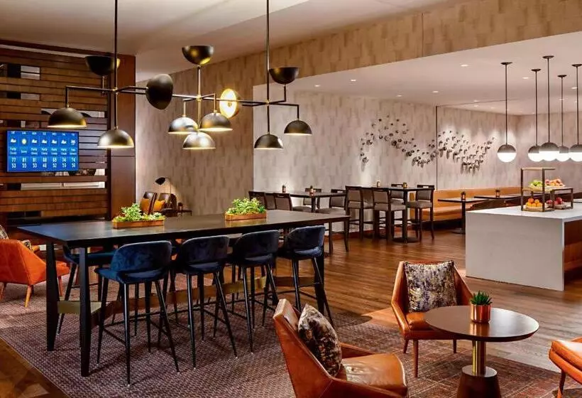 اتاق اجرایی با تخت بزرگ, Indianapolis Marriott Downtown