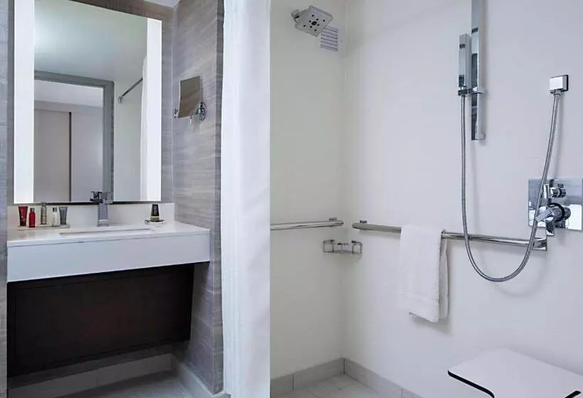 اتاق استاندارد با تخت بزرگ برای معلولان, Indianapolis Marriott Downtown