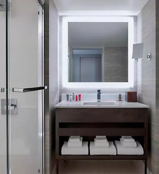 اتاق استاندارد با تخت بزرگ برای معلولان, Indianapolis Marriott Downtown