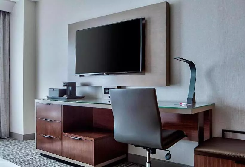 اتاق استاندارد با تخت بزرگ برای معلولان, Indianapolis Marriott Downtown