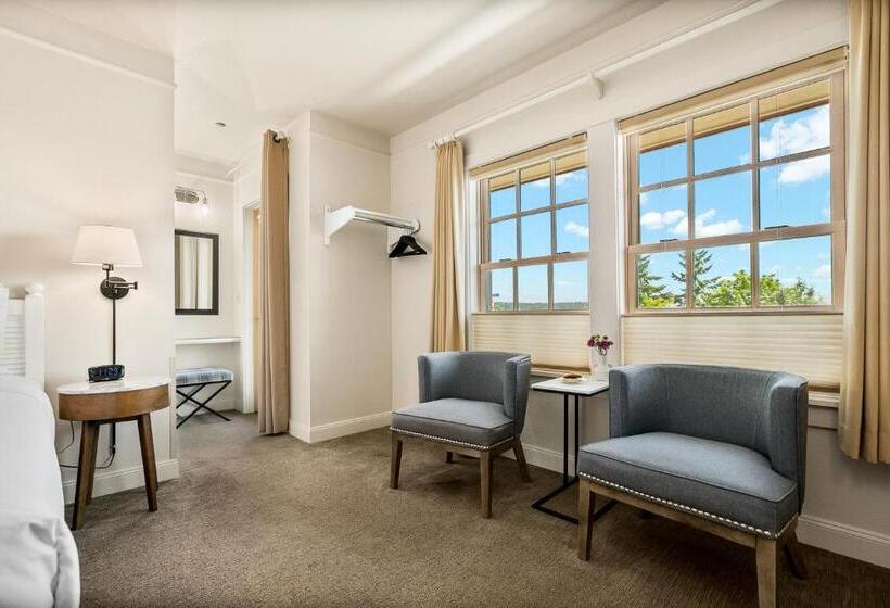 标准间, Saratoga Inn