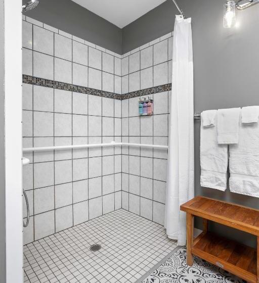 适合残疾人士使用的带超级大床的标准间, Saratoga Inn