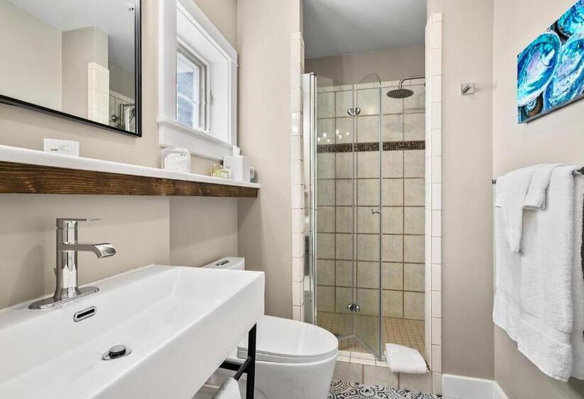 带大床的豪华间, Saratoga Inn