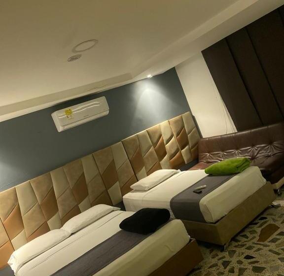 デラックストリプルルーム, Go Pereira