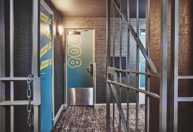 Habitación Estándar Baño Exterior, Garrison Cells