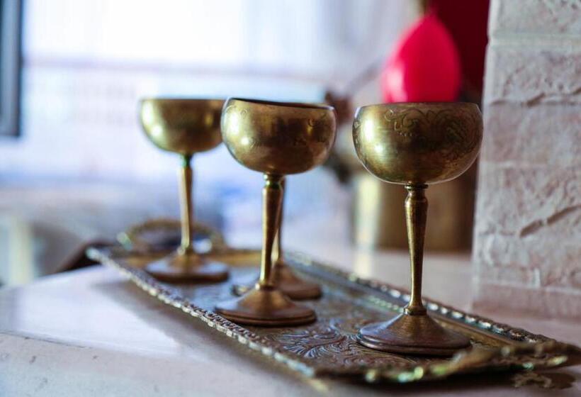 شقة غرفتين, Bujtina Leon's Apartments