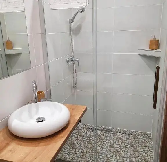 Perhehuone, Naturella Panzió