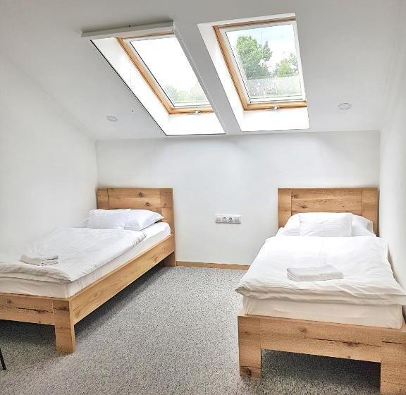 חדר משפחתי, Naturella Panzió