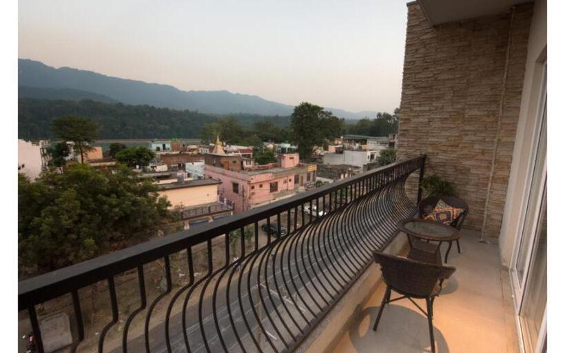 家庭间, Holywater By Ganga Kinare