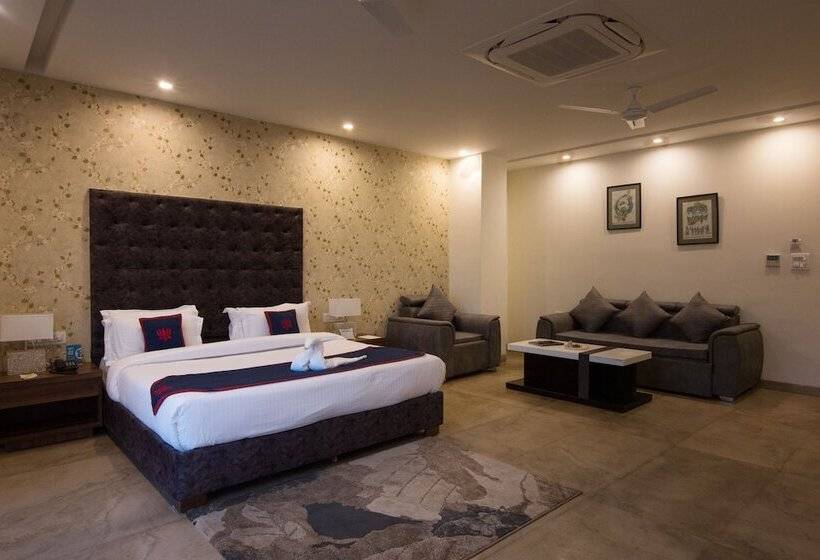 家庭间, Holywater By Ganga Kinare