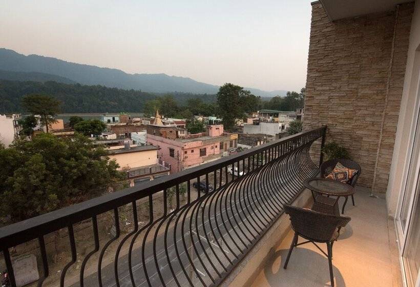 家庭间, Holywater By Ganga Kinare