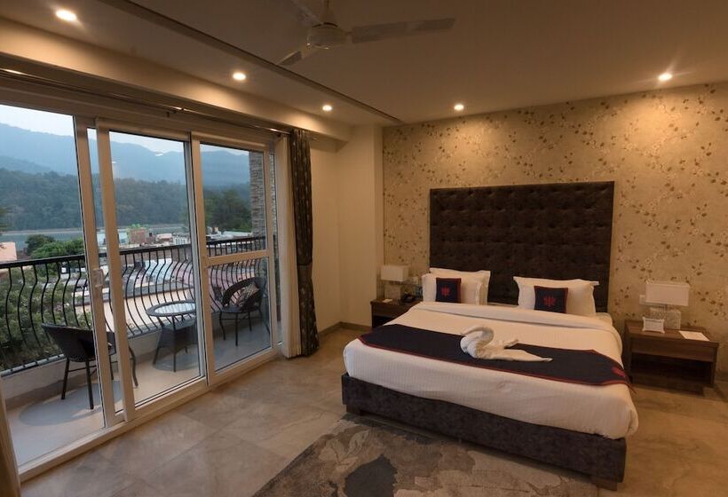 家庭间, Holywater By Ganga Kinare