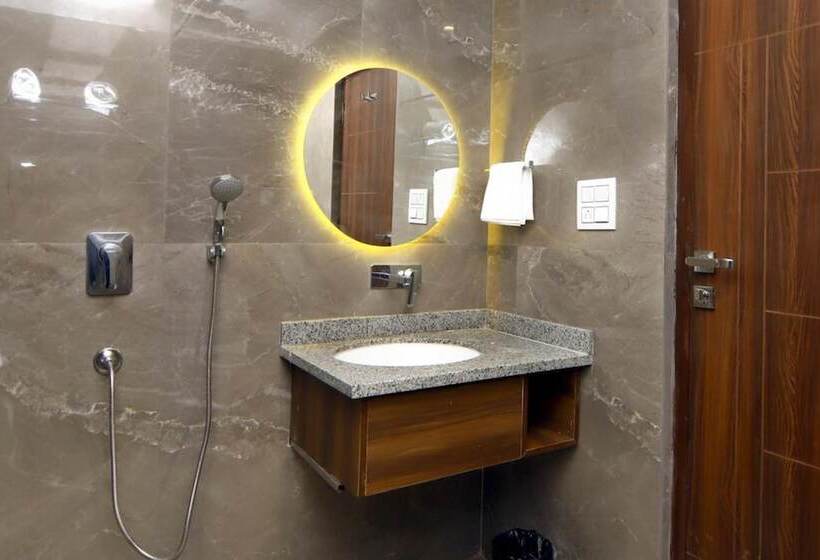 家庭间, Holywater By Ganga Kinare