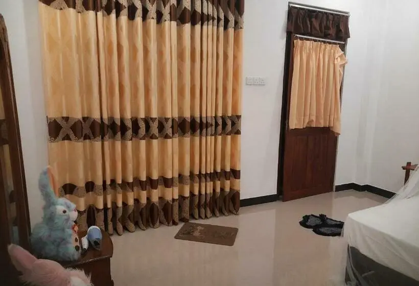Basic Kolmen Hengen Huone, Dulmini Homestay