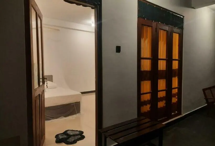 Basic Kolmen Hengen Huone, Dulmini Homestay