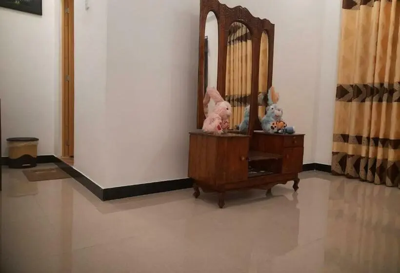 Basic Kolmen Hengen Huone, Dulmini Homestay