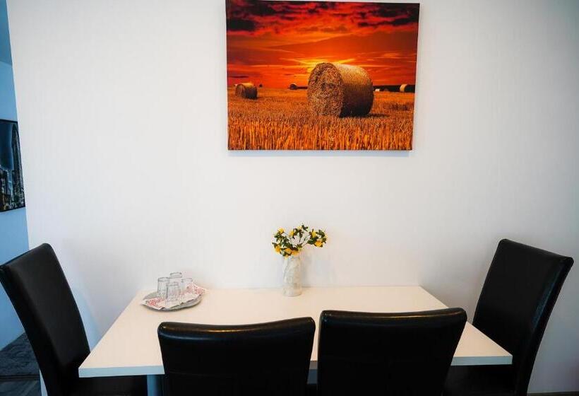 דירת חדר נוף לבריכה, Pensiunea Dolce