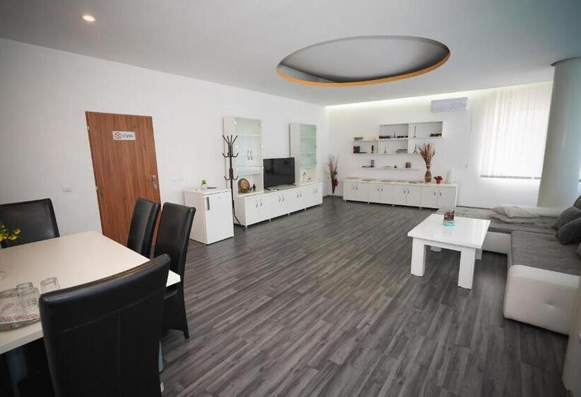 דירת חדר נוף לבריכה, Pensiunea Dolce