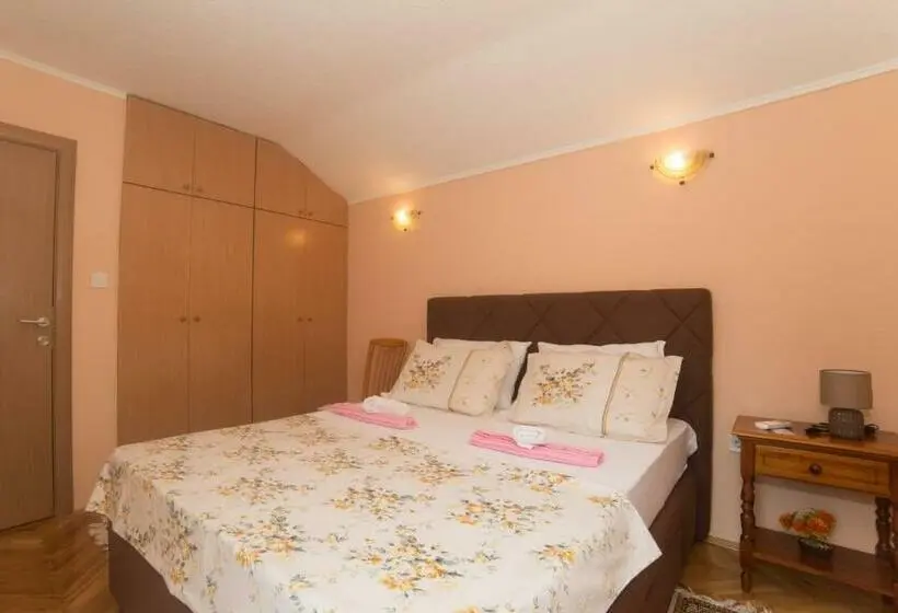 اتاق خانوادگی, Cicvaric Rooms