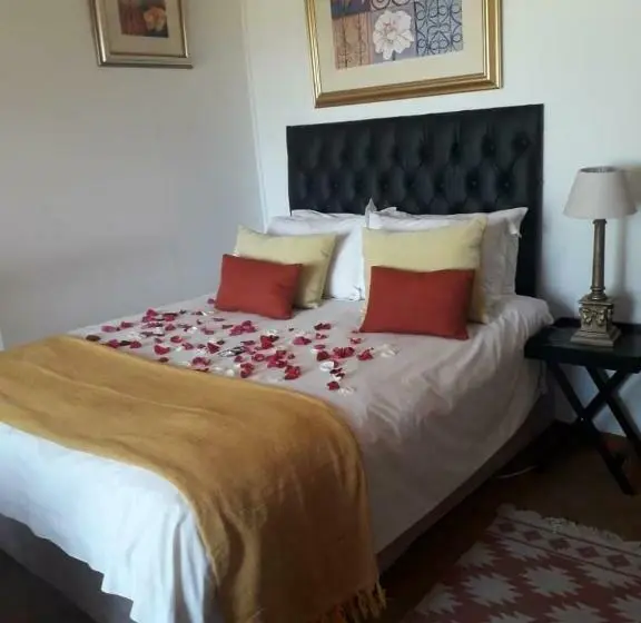 اتاق استاندارد با چشم‌انداز دریاچه, Hartbeespoortdam Lodge