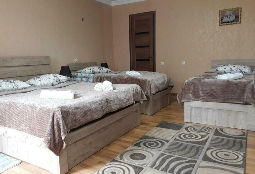 带阳台标准四人间, Kazbegi Guide