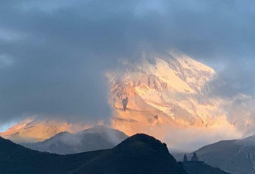带阳台标准四人间, Kazbegi Guide