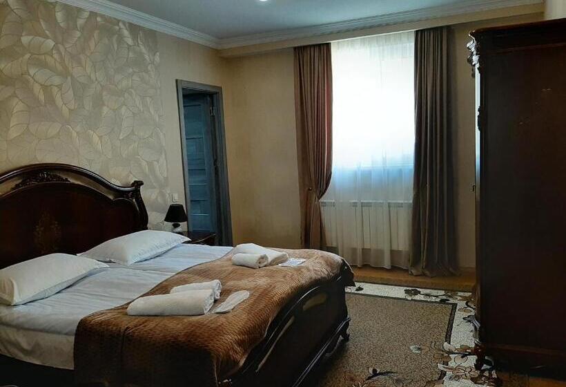 标准间, Kazbegi Guide