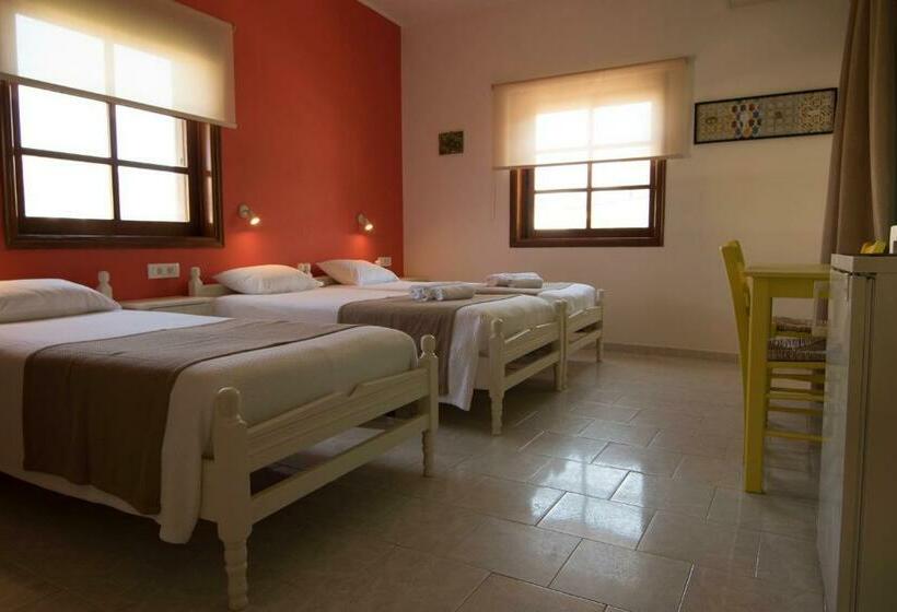 バルコニー付きスタンダードトリプルルーム, Niki Rooms