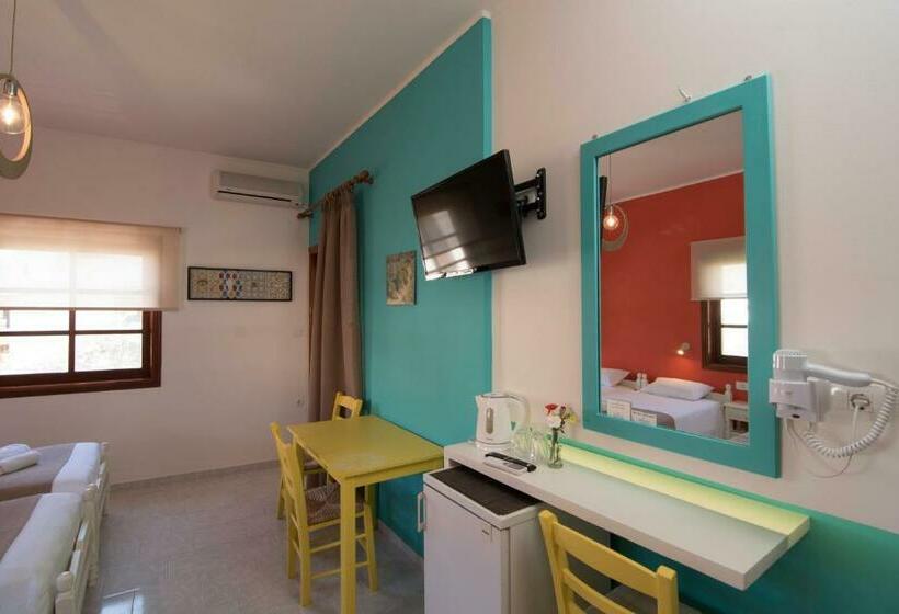 Трехместный Номер Стандарт с Балконом, Niki Rooms