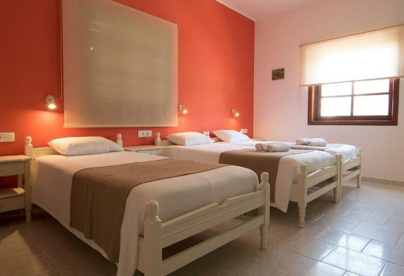 バルコニー付きスタンダードトリプルルーム, Niki Rooms