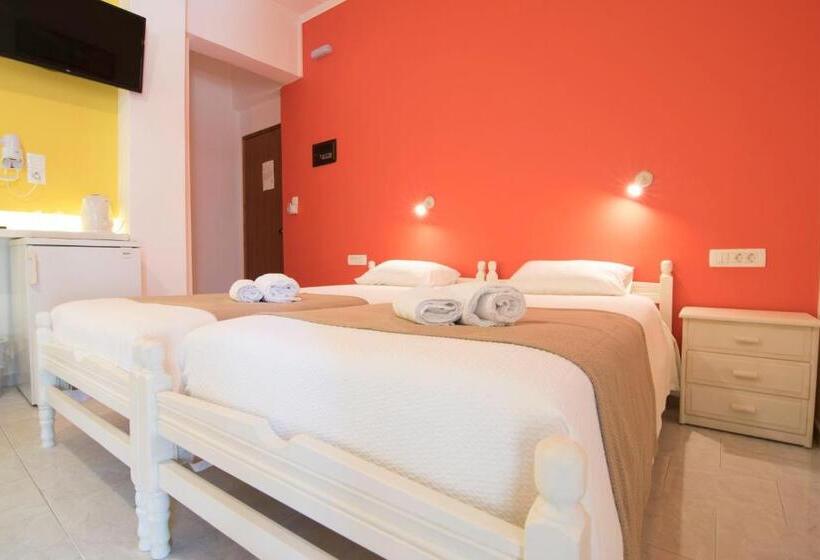 バルコニー付きスタンダードトリプルルーム, Niki Rooms