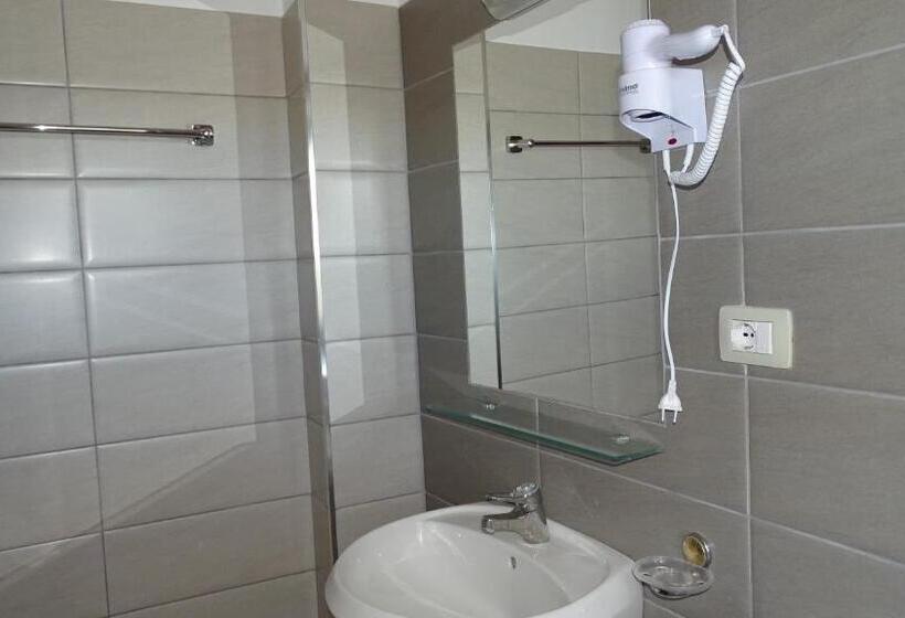 패밀리 스튜디오, Villa Mondi