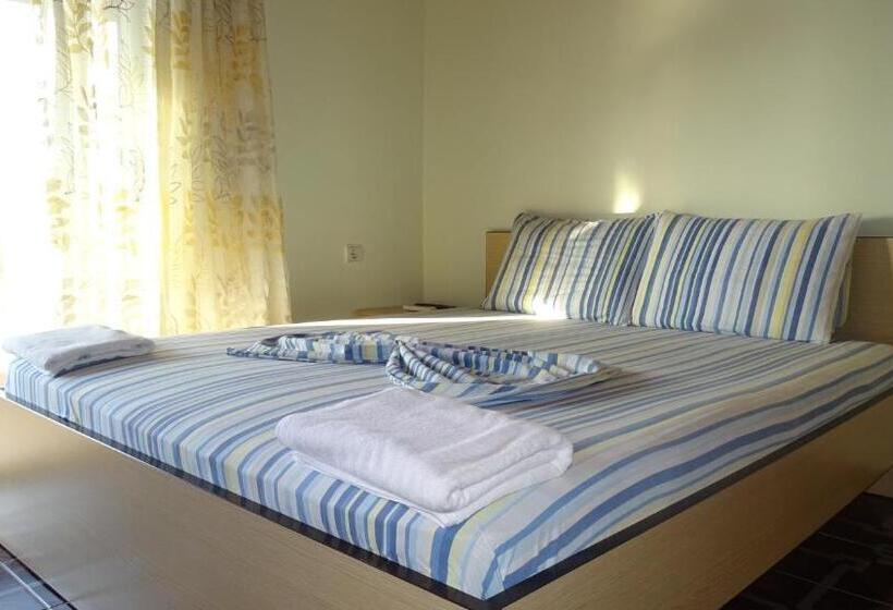 패밀리 스튜디오, Villa Mondi