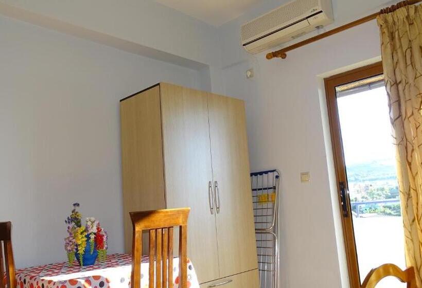 패밀리 스튜디오, Villa Mondi