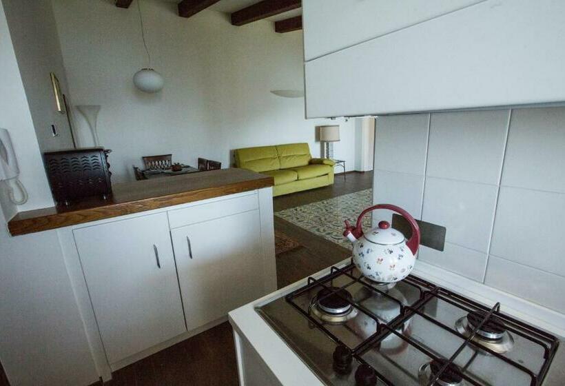 منزل غرفة نوم واحدة, Eleanor' S Garden