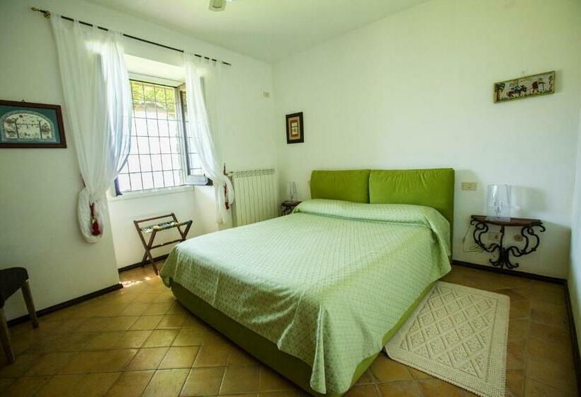 منزل غرفة نوم واحدة, Eleanor' S Garden